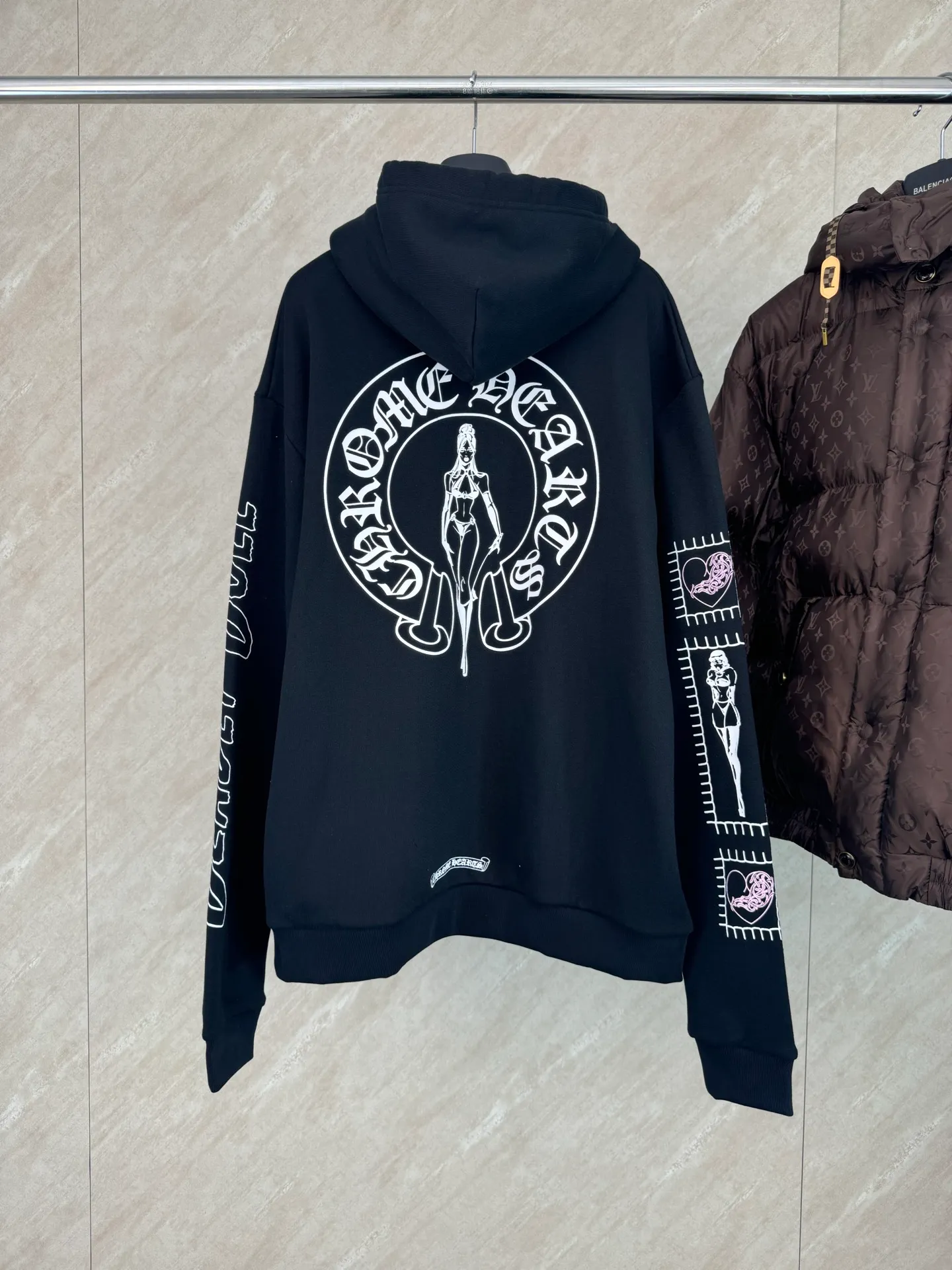 P460 Chrome Heart Ch character Sanskrit printed zipper hooded sweatshirt Size: S/M/L/XL Made of 80% cotton + 20% polyester blended fabric. The fabric is woven with 32-count base yarn and 10-count veil. The weight reaches 330 grams. It combines the skin-friendly breathability of cotton fiber and the anti-wrinkle stiffness of polyester. The sufficient weight brings good drape and wearing texture.